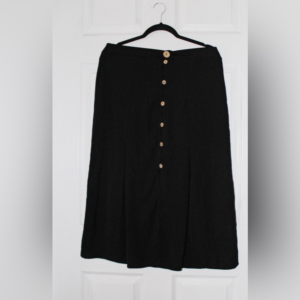 MIDI skirt with buttons